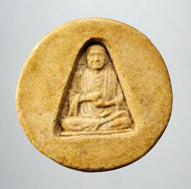 20บาท...พระเนื้อผงทรงกลมรูป ร. 5 หลังสมเด็จโต ///C268