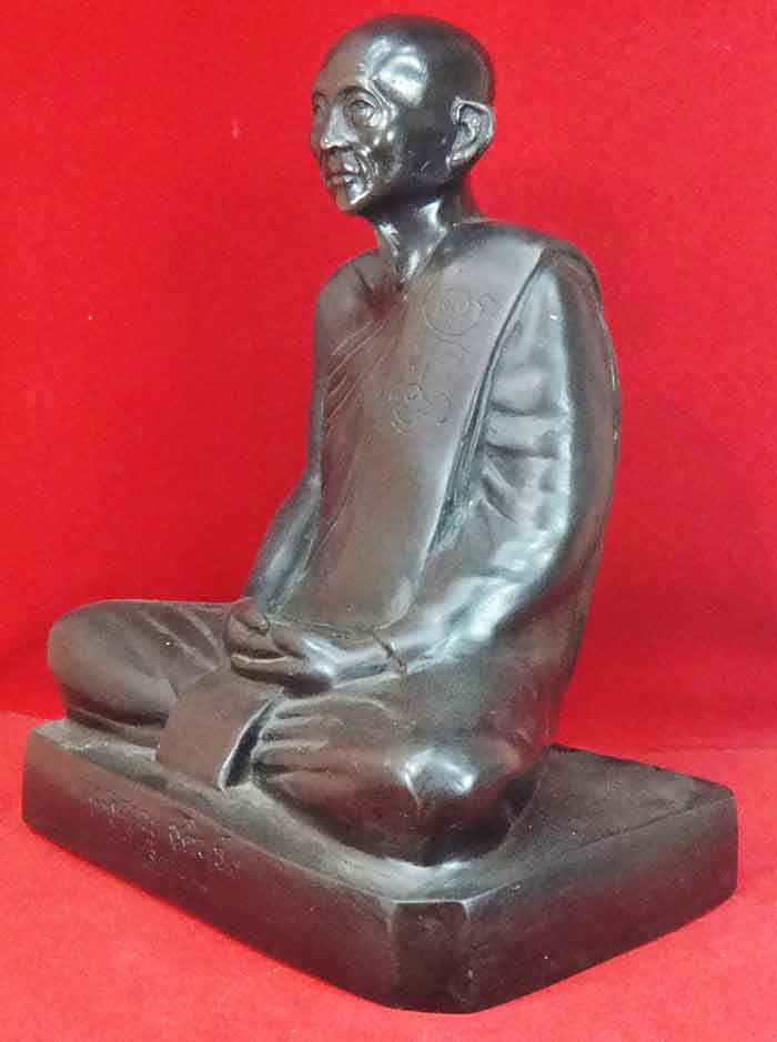 รูปเหมือนหลวงพ่อกวย ชุตินธโร ขนาดบูชา หน้าตัก 8 นิ้ว เนื้อโลหะรมดำ ใต้ฐานอุดแผ่นยันต์ สภาพสวยผิวหิ้ง
