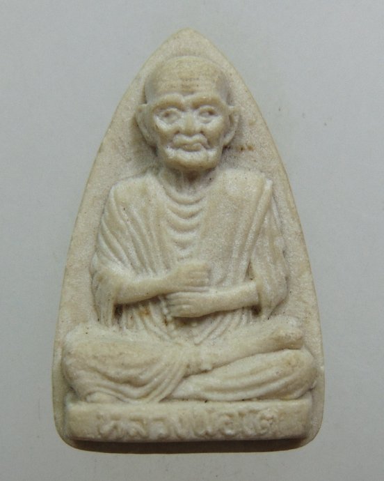 ๒๐ พระผงรูปเหมือนสมเด็จโต หลังพระแก้วมรกต