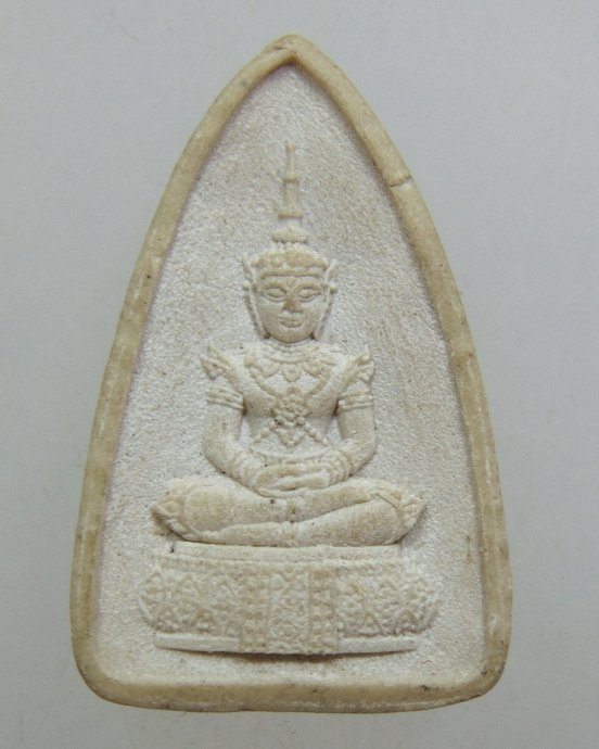 ๒๐ พระผงรูปเหมือนสมเด็จโต หลังพระแก้วมรกต