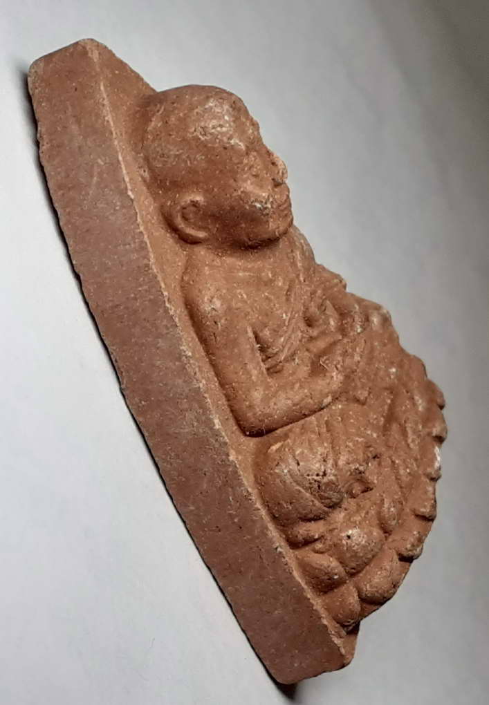 20 บาท หลวงปู่ทวดเนื้อผง  หลังยันต์นะ ตรวจพิมพ์แล้วไม่น่าจะออกวัดช้างให้ 