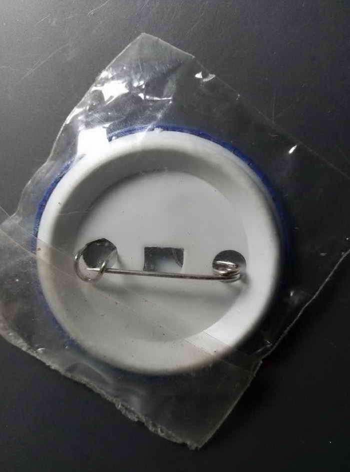 20 บาท ล็อกเก็ตเข็มกลัดรุ่นลายเซ็น หลวงพ่ออะไรไม่รู้ชื่ออ่านไม่ออก อ่านออกแต่หมู่บ้านรักษาศีล 5 เช