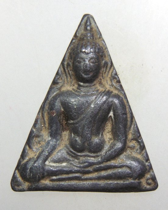 ๒๐ พระนางพญาเนื้อชิน