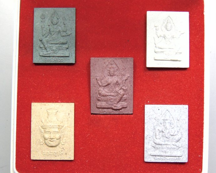 ๒๐ พระเครื่องชุดเฉลิมพระชนมพรรษา 6 รอบราชีนี สก สภาผู้แทนราษฎร พ.ศ.2547 รุ่นมหาเทพมงคล