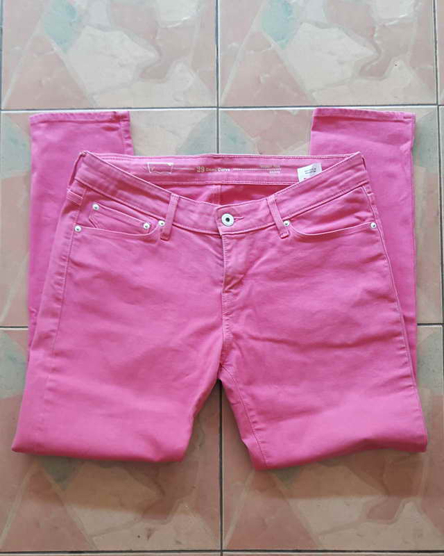 Levi'sสำหรับสตรี สีชมพู เอว 33นิ้ว ยาว 34นิ้ว เป้า 5นิ้ว ปลายขากว้าง 5.5นิ้ว
