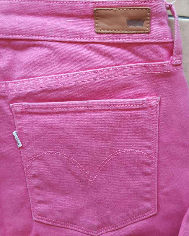 Levi'sสำหรับสตรี สีชมพู เอว 33นิ้ว ยาว 34นิ้ว เป้า 5นิ้ว ปลายขากว้าง 5.5นิ้ว