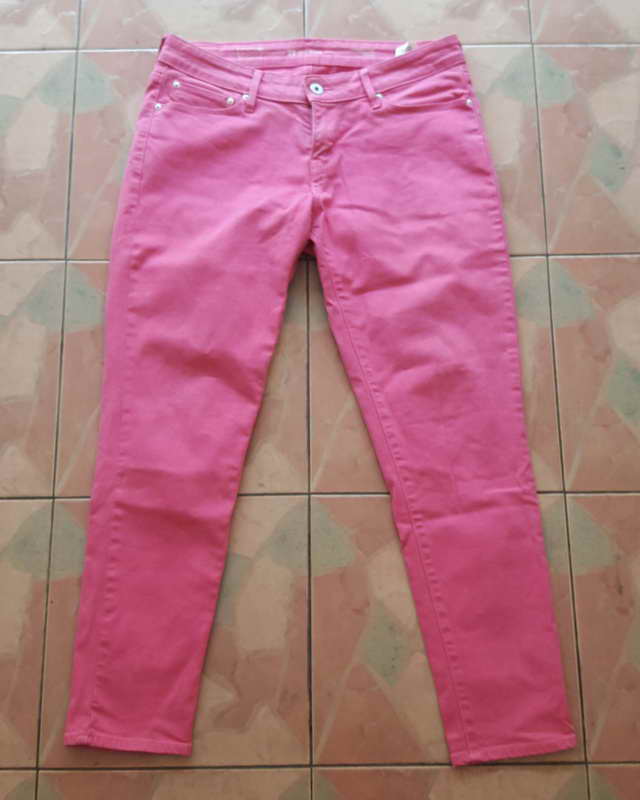 Levi'sสำหรับสตรี สีชมพู เอว 33นิ้ว ยาว 34นิ้ว เป้า 5นิ้ว ปลายขากว้าง 5.5นิ้ว