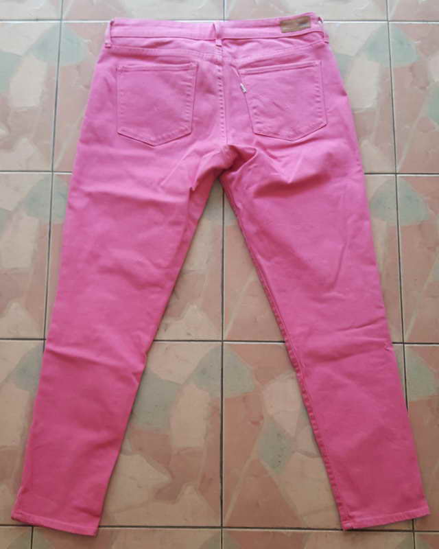 Levi'sสำหรับสตรี สีชมพู เอว 33นิ้ว ยาว 34นิ้ว เป้า 5นิ้ว ปลายขากว้าง 5.5นิ้ว