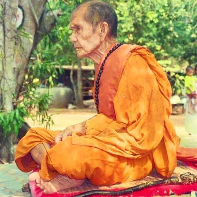 เหรียญหลวงปู่หมุน หมุนเงินหมุนทอง 18 เม็ดบาง ไหล่ผด ผิวรุ้งๆ เนื้อทองแดง ปี 2543