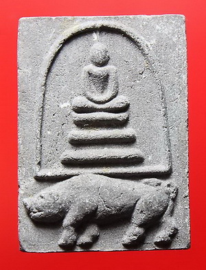 สมเด็จนั่งหมู (3 ชั้น) เนื้อผงใบลาน หลวงพ่อเส็ง วัดบางนา จ.ปทุมธานี ปี 2525...(ในเลี่ยม+แหนบ)...
