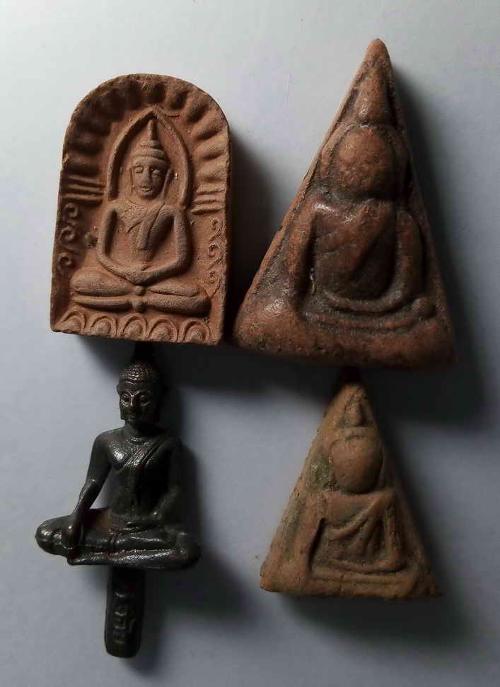 20 บาท 4 องค์ โล๊ะแผงครับ มีพระยอดธงเนื้อนวะโลหะไม่ทราบที่ นางพญา 2 องค์ ซุ้มกอ 1 องค์ ไม่ทราบที่ทั้