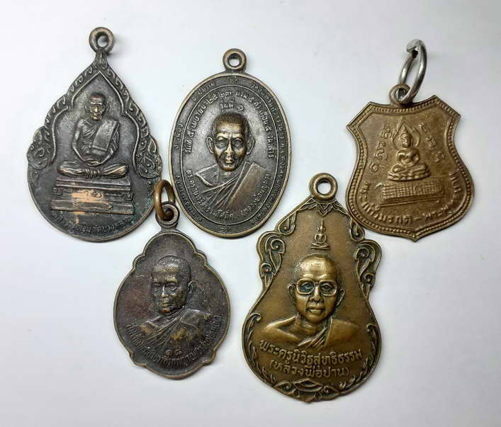 30 บาท โล๊ะแผงครับพระเหรียญ 5 องค์ 30 ถูกมาก เชิญครับ