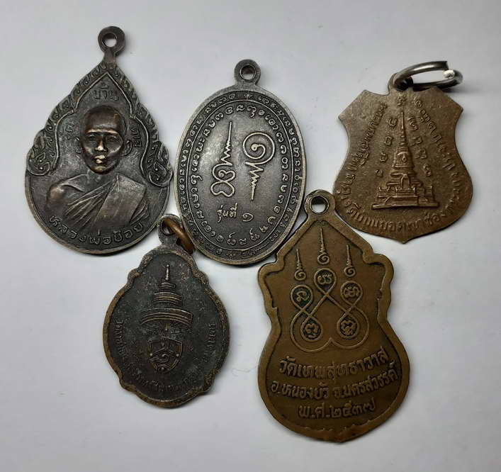 30 บาท โล๊ะแผงครับพระเหรียญ 5 องค์ 30 ถูกมาก เชิญครับ
