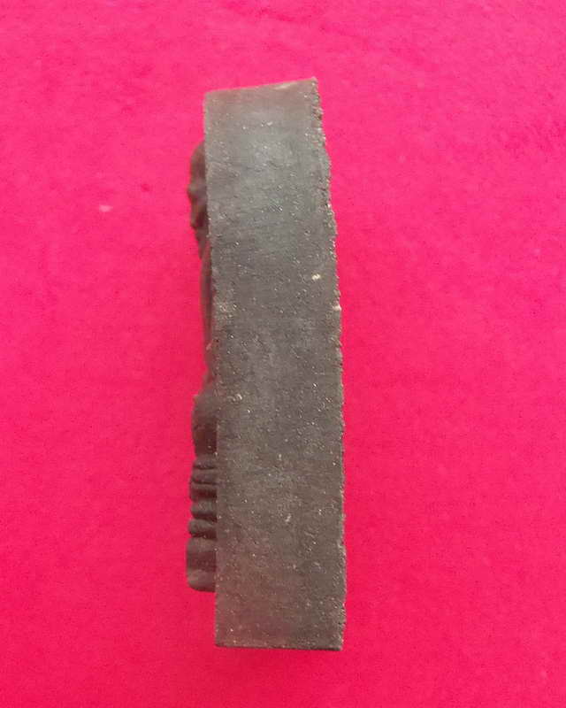 พระหลวงปู่ทวดหลังภปร.ทรงกลีบขนุนเนื้อดำ วัดพระศรีรตนศาสดาราม ปีพ.ศ.2547 พุทธสมาคมแห่งประเทศไทย 