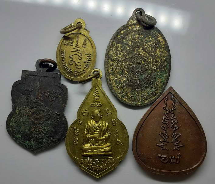 30 บาท มาแล้วคับโลีะแผงกันอีกแล้ว พระเหรียญ ๕ องค์ 30 ถูกๆครับ BOX1
