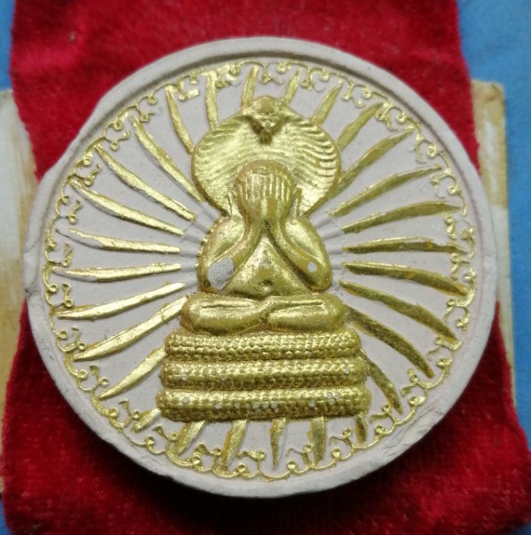 พระปิดตาพังพระกาฬวัดมะม่วงขาวลงทองพอสวยครับ