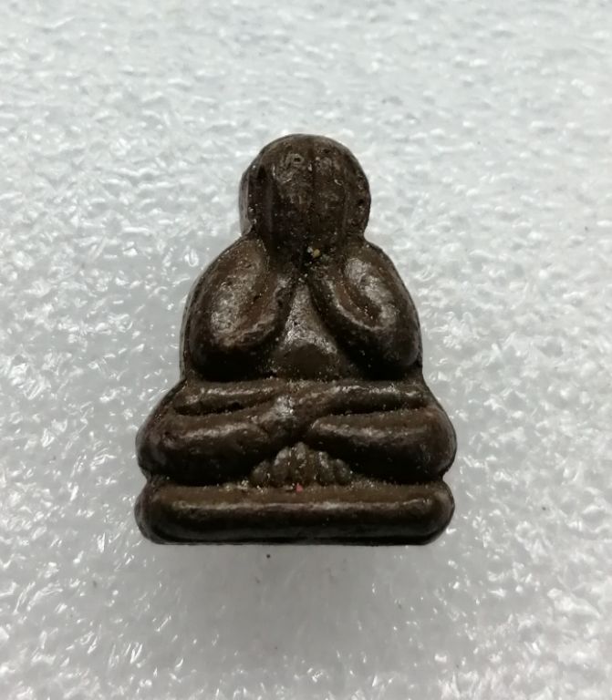 ปิดตาเนื้อดินเก้าบังหลังยันต์สวยๆครับหลวงปู่คำพันธ์