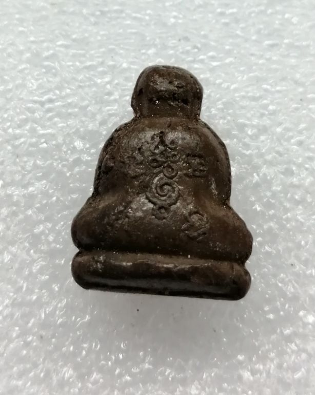 ปิดตาเนื้อดินเก้าบังหลังยันต์สวยๆครับหลวงปู่คำพันธ์