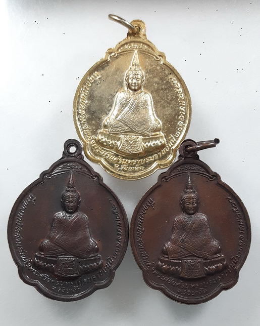 “ 3 เหรียญ หลวงพ่อสมชาย วัดเขาสุกิม จ.จันทบุรี หลัง พระแก้วมรกต เปิดสวนสมเด็จย่า ปี 2527 ”
