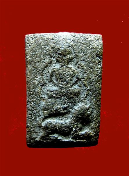  หลวงพ่อผาด วัดดงตาล จ.ลพบุรี หลวงพ่อปานปลุกเสก พิมพ์ทรงสิงห์ เนื้อเทาดำ อุดเต็ม พบน้อย