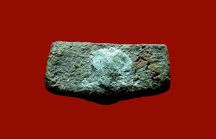  หลวงพ่อผาด วัดดงตาล จ.ลพบุรี หลวงพ่อปานปลุกเสก พิมพ์ทรงสิงห์ เนื้อเทาดำ อุดเต็ม พบน้อย