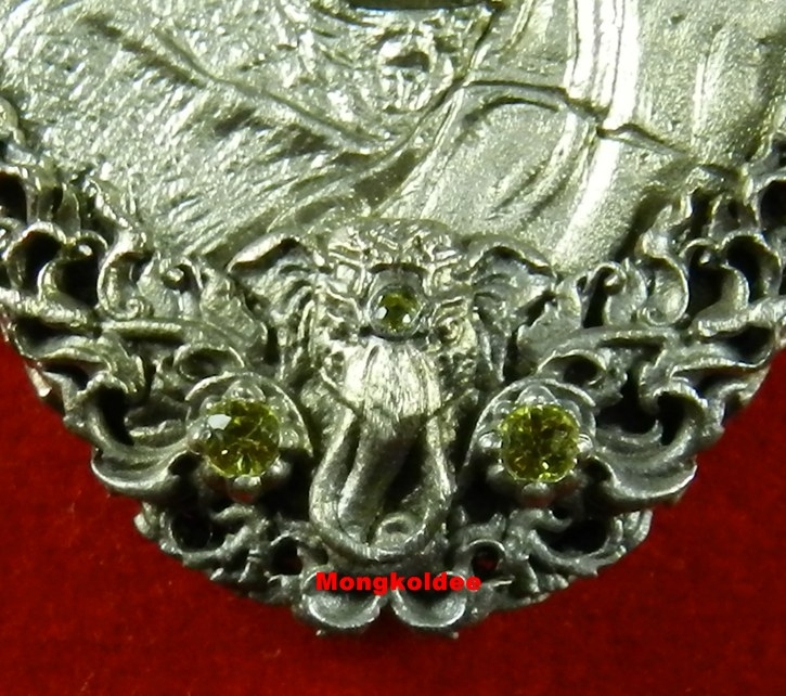 เหรียญหล่อหลวงปู่ทวดหลังยันต์จตุพุทธา  รุ่นปาฎิหาริย์สองโพธิสัตว์ เนื้อไวท์บราส ฝังบุษราคัม  #139