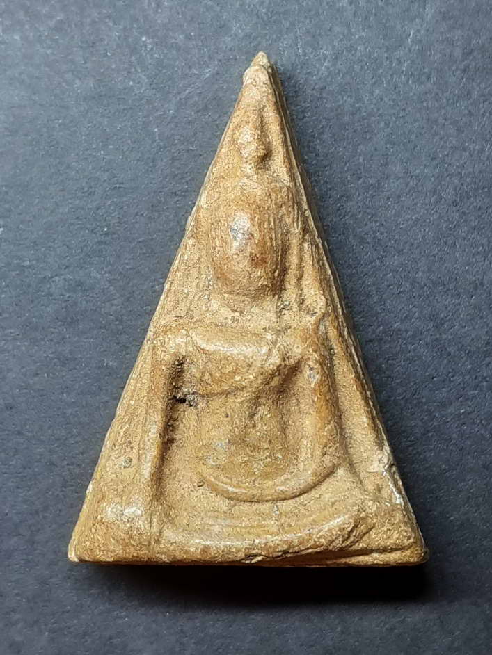 20 บาท พระเนื้อดินพิมพ์นางพยา ไม่ทราบที่ BOX2