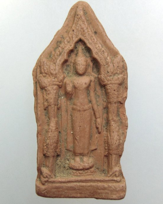 ๒๐ พระซุ้มประตูเนื้อดิน