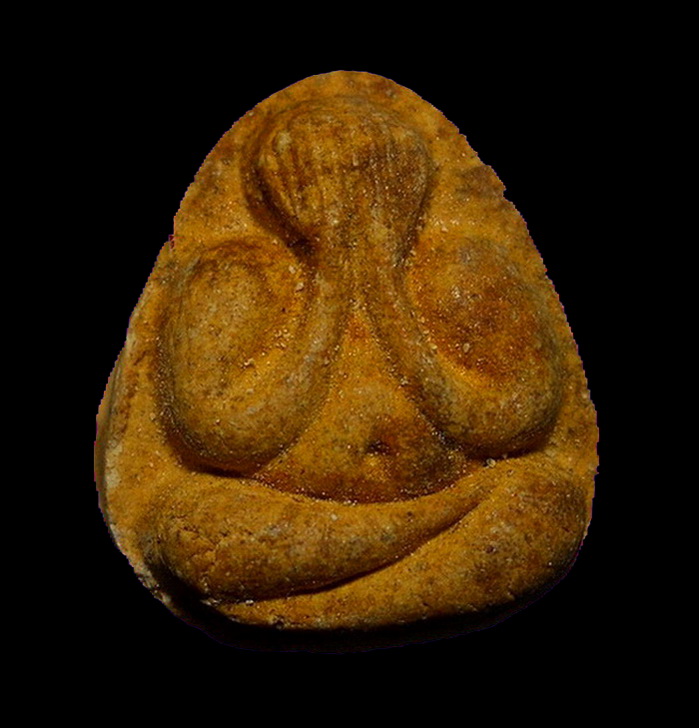 พระปิดตา หลังยันต์พุทโธ ออกวัดลาดปลาเค้า เนื้อเกสรเหลือง ๆ หลวงปู่โต๊ะปลุกเสก ปี 21