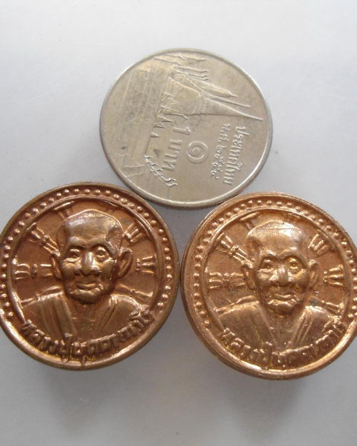 “ เหรียญเม็ดกระดุม หลวงปู่บุดดา ถาวโร วัดกลางชูศรีเจริญสุข จ.สิงห์บุรี อายุ 99 ปี 2535 สวย 2 เหรียญค