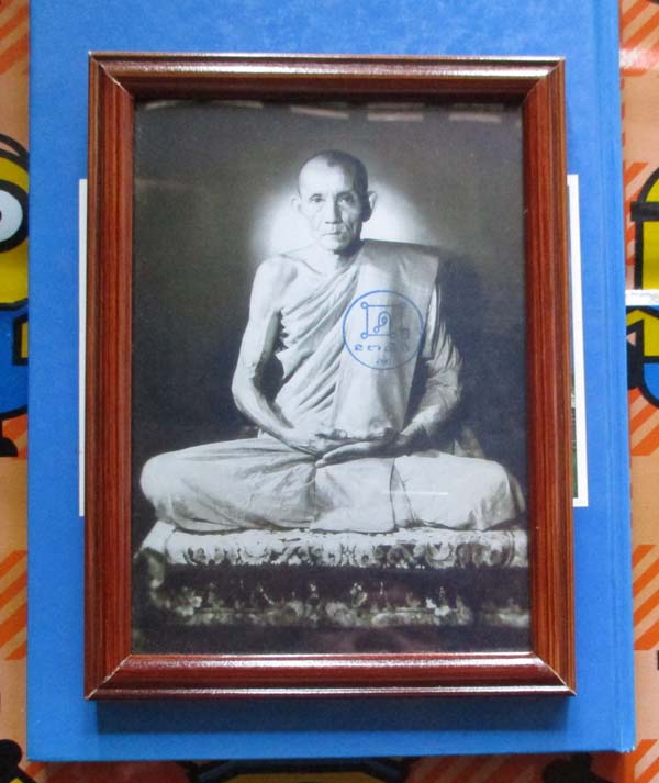 รูปถ่ายพิมพ์ขนาดบูชาย้อนยุค หลวงพ่อกวย วัดโฆษิตาราม ปี2562 พร้อมกรอบบูชา แบบที่2