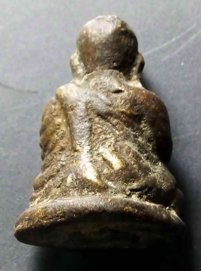 100 บาท รูปหล่อหลวงพ่อเงิน ผมว่าน่าจะยุคหลัง  แต่ก็เก่าครับ เนื้อหาพอจะมีอายุอยู่บ้าง ไม่ทราบที่นะคร