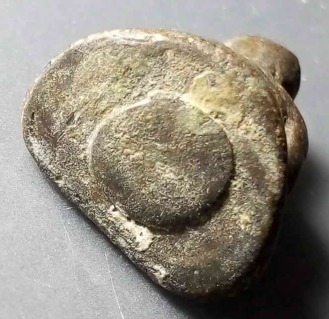 100 บาท รูปหล่อหลวงพ่อเงิน ผมว่าน่าจะยุคหลัง  แต่ก็เก่าครับ เนื้อหาพอจะมีอายุอยู่บ้าง ไม่ทราบที่นะคร