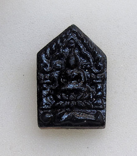 ขุนแผนมนุญโญ 65 ปี 2546 พิมพ์เล็ก เนื้อผงผสมว่านสบู่เลือด (( เคลือบรุ่นแรก - สีดำ ))