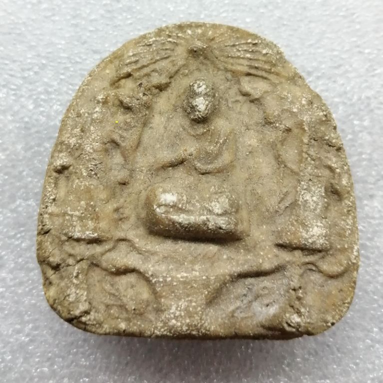 พระผงสมเด็จโตข้างฉัตรองค์ใหญ่ยุคแรกหลวงปู่นาคปี2484ครับพร้อมกรอบครับ