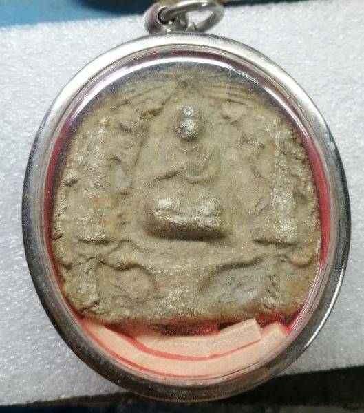 พระผงสมเด็จโตข้างฉัตรองค์ใหญ่ยุคแรกหลวงปู่นาคปี2484ครับพร้อมกรอบครับ