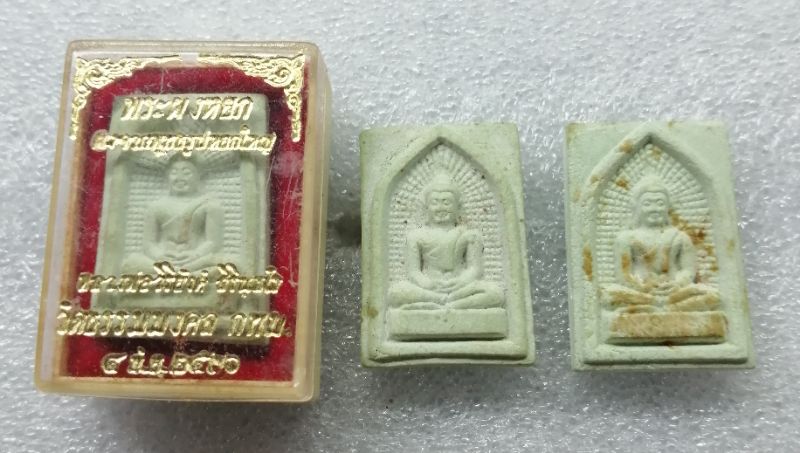 พระผงหยกสวยๆ3องค์ครับเคาะเดียว