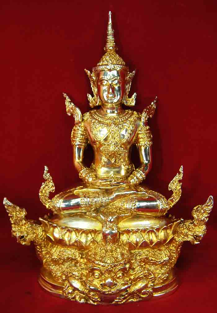 พระพุทธรูปบูชาปางสมาธิทรงเครื่องพระมหาจักรพรรดิ์ ฐานด้านหลังล้อมพญานาคราช ฐานด้านหน้าประทับบนองค์พระ