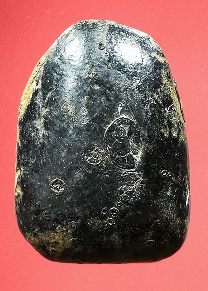 พระปิดตาเนื้อผงลงลักปิดทอง ๑