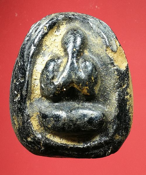 พระปิดตาเนื้อผงลงลักปิดทอง ๒