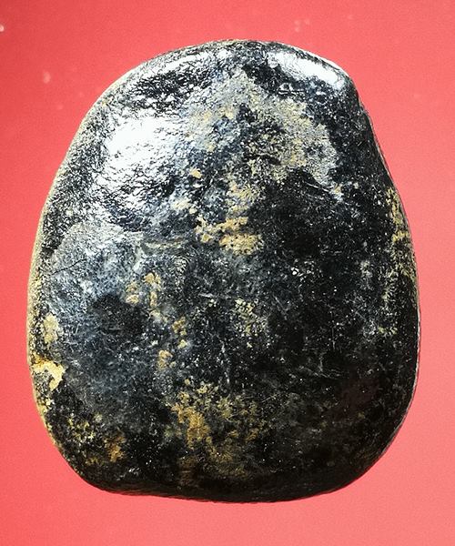 พระปิดตาเนื้อผงลงลักปิดทอง ๒