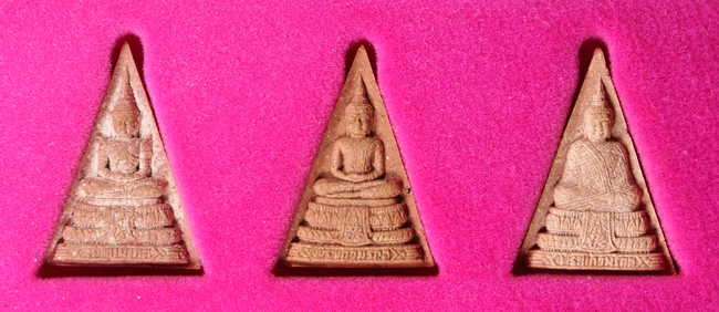 20บาท...พระผง พระแก้วมรกต 3 ฤดู มหาพุทธาภิเษก วัดพระแก้ว ปี 2540 พร้อมกล่องเดิม///666