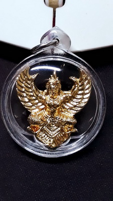 พญาครุฑ รุ่นโคตรรวย ยุคหลัง เนื้อกะไหล่ทอง หลวงพ่อวราห์ วัดโพธิทอง พร้อมเลี่ยมห้อยครับ
