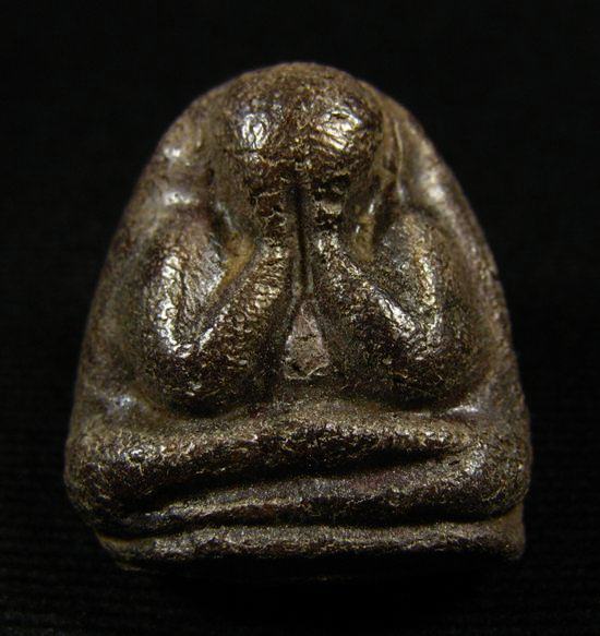 พระปิดตา เนื้อว่านหลังแบบ 