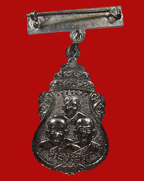 เหรียญพระแก้วมรกตลงยาเขียวกะไหล่เงินหลังสามสังฆราช แหนบพระเจ้า 5 พระองค์ ปี 2515 หลวงปู่โต๊ะ ปลุกเสก