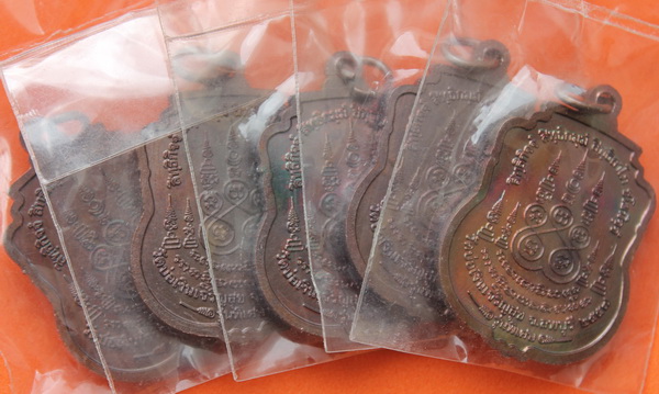 ((เคาะเดียวแดง)) เหรียหลวงปู่ทวด ออกวัดบ่อเงินเจริญสุข จ.ลพบุรี  ปี 60 ซองเดิม ทีเดียว 5 เหรียญ