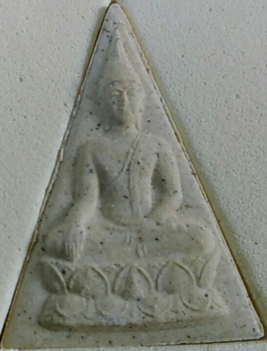 พระพุทธนวราชบพิตร (สมเด็จจิตรดา)หลัง ภปร. มวลสารผงจิตรลดา พ.ศ.2529  