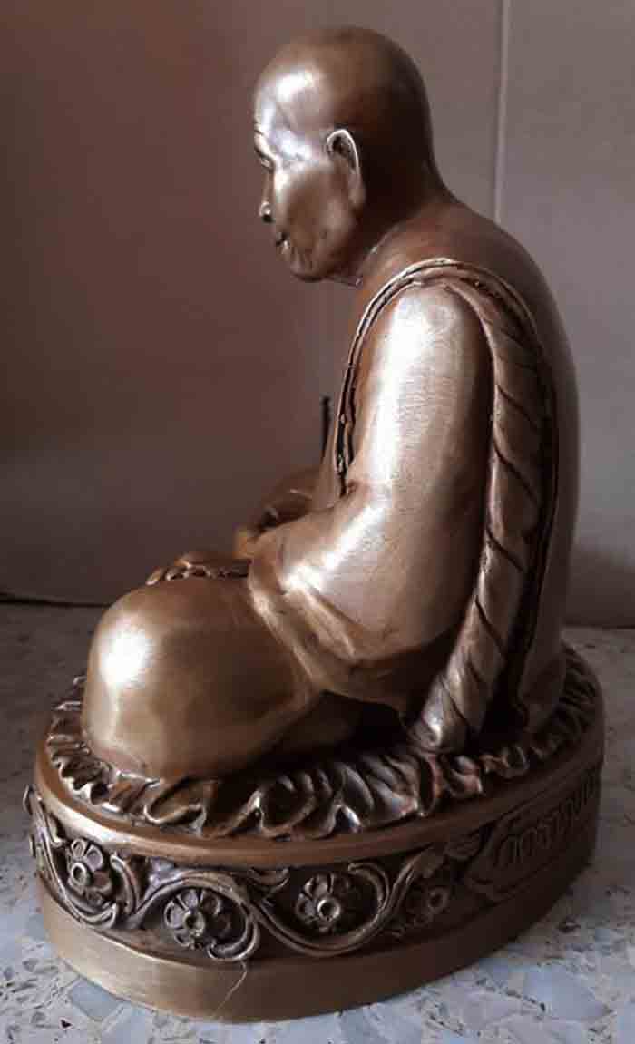 พ่อท่านคล้าย วาจาสิทธิ์ วัดพระธาตุน้อย นครศรีธรรมราช ขนาดหน้าตัก 9 นิ้ว สูง 11.5 นิ้ว เนื้อทองเหลือง