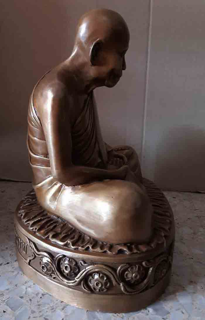 พ่อท่านคล้าย วาจาสิทธิ์ วัดพระธาตุน้อย นครศรีธรรมราช ขนาดหน้าตัก 9 นิ้ว สูง 11.5 นิ้ว เนื้อทองเหลือง