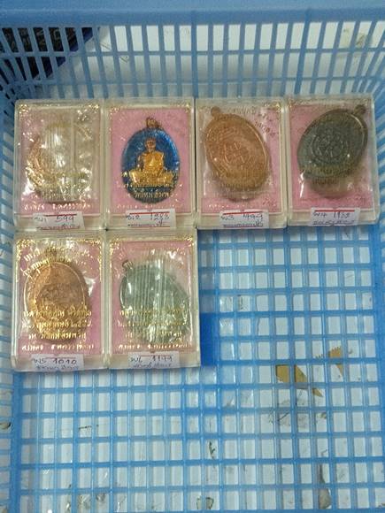 เหรียญหลวงพ่อคูณรุ่นย้อนยุค รุ่นสร้างบารมี ปี19 ออกวัดใหม่อัมพวัน ปี 54 เนื้อ ทองแดงรมดำ หมายเลข 113